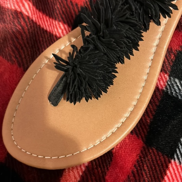 Black and tan frilly sandals: Size 8 - Picture 2 of 3